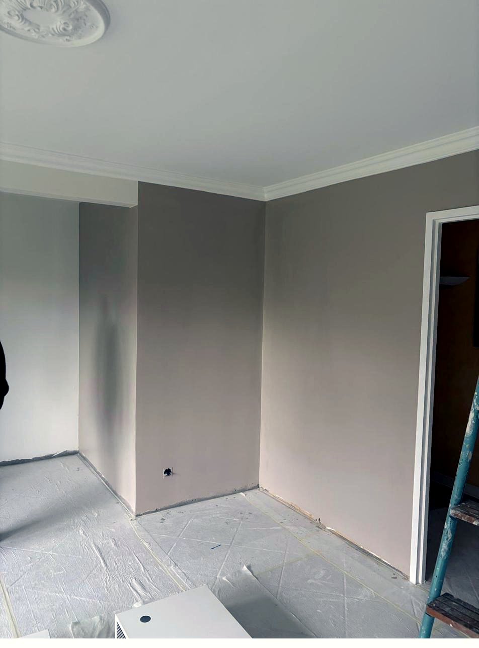 Room under renovation with floors and furniture fully protected, Geneva